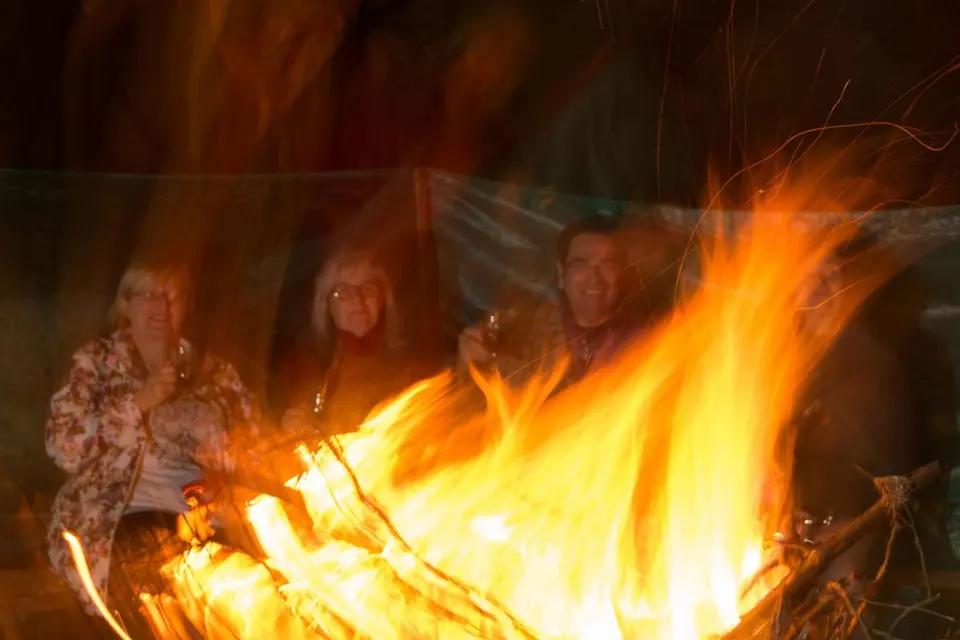 web-fb-YRP_6616_Tee_am_Lagerfeuer