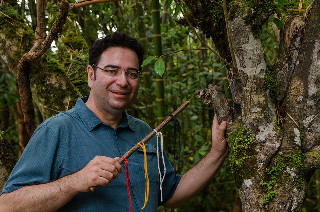 Der spirituelle Heiler und Schamane Gerardo Laempe vor Ort im kolumbianischen Regenwald.